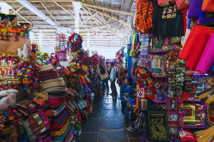 Artesanías, textiles, Frutas nativas en el Mercado de San Pedro, considerado el mejor mercado de Cusco.