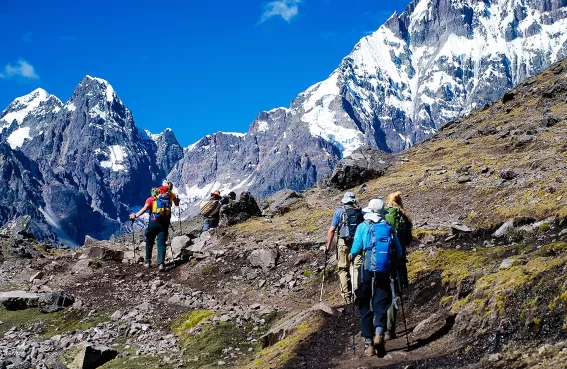 Senderistas en el Salkantay Trek disfrutando de los paisajes andinos