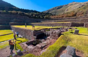 Tipón sitio arqueológico caracterizado por su ingeniería hidráulica.