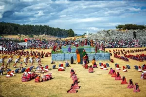 Representación del Inti Raymi en Sacsayhuamán durante el festival del Sol en Cusco