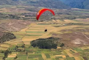 Vista aérea del Valle Sagrado durante un vuelo en parapente