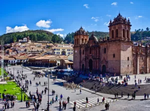 Fachada de la Catedral del Cusco, una de las principales iglesias coloniales de Cusco