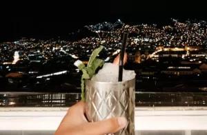 Aunque Cusco es conocida por su historia y patrimonio cultural, la noche en Cusco también tiene una vida nocturna vibrante.