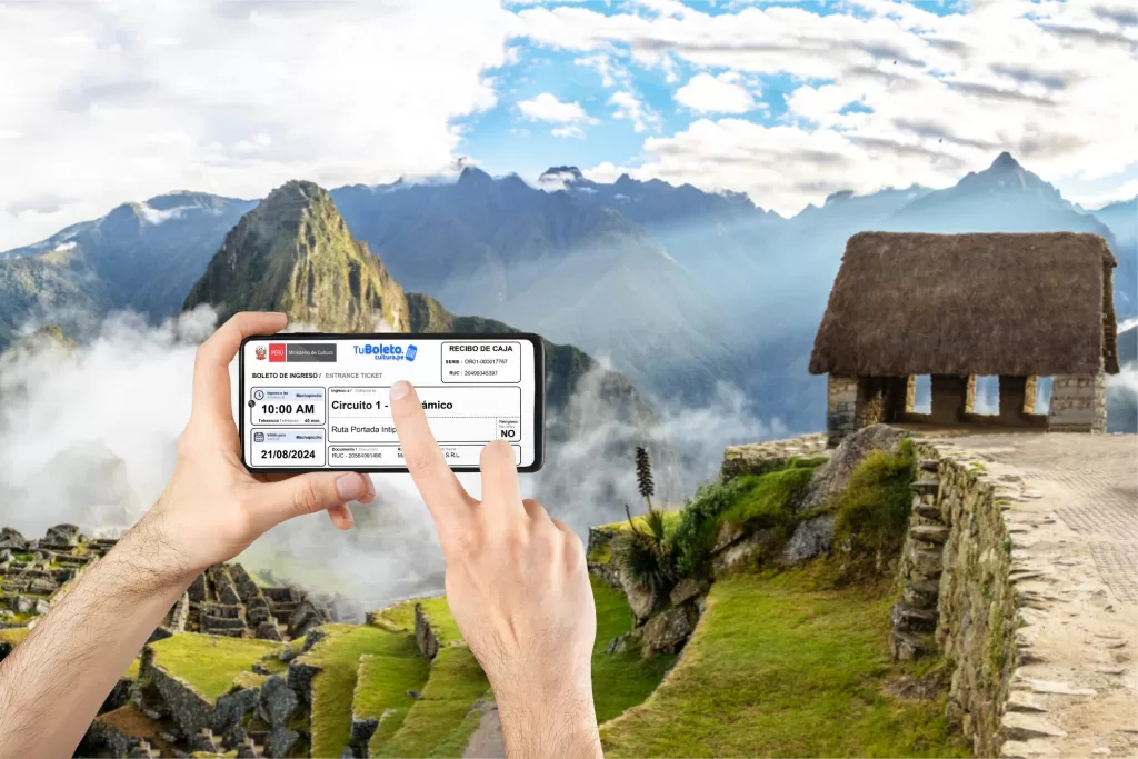 Turista hoy escaneando boleto QR en la entrada de Machu Picchu
