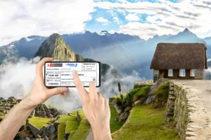 Turista hoy escaneando boleto QR en la entrada de Machu Picchu