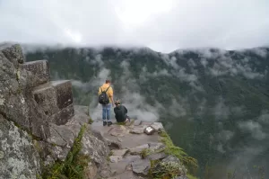 Turistas subiendo por escaleras empinadas del Huayna Picchu durante la mañana