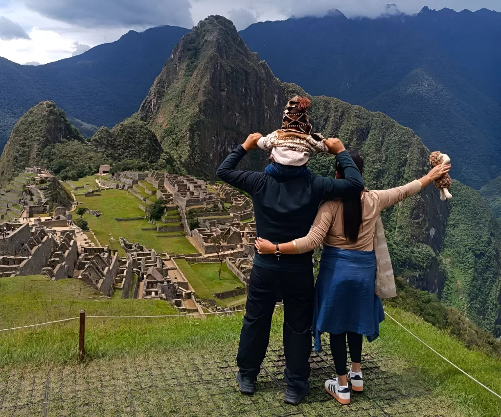 Familia frente a Machu Picchu con niño pequeño