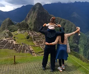 Familia frente a Machu Picchu con niño pequeño