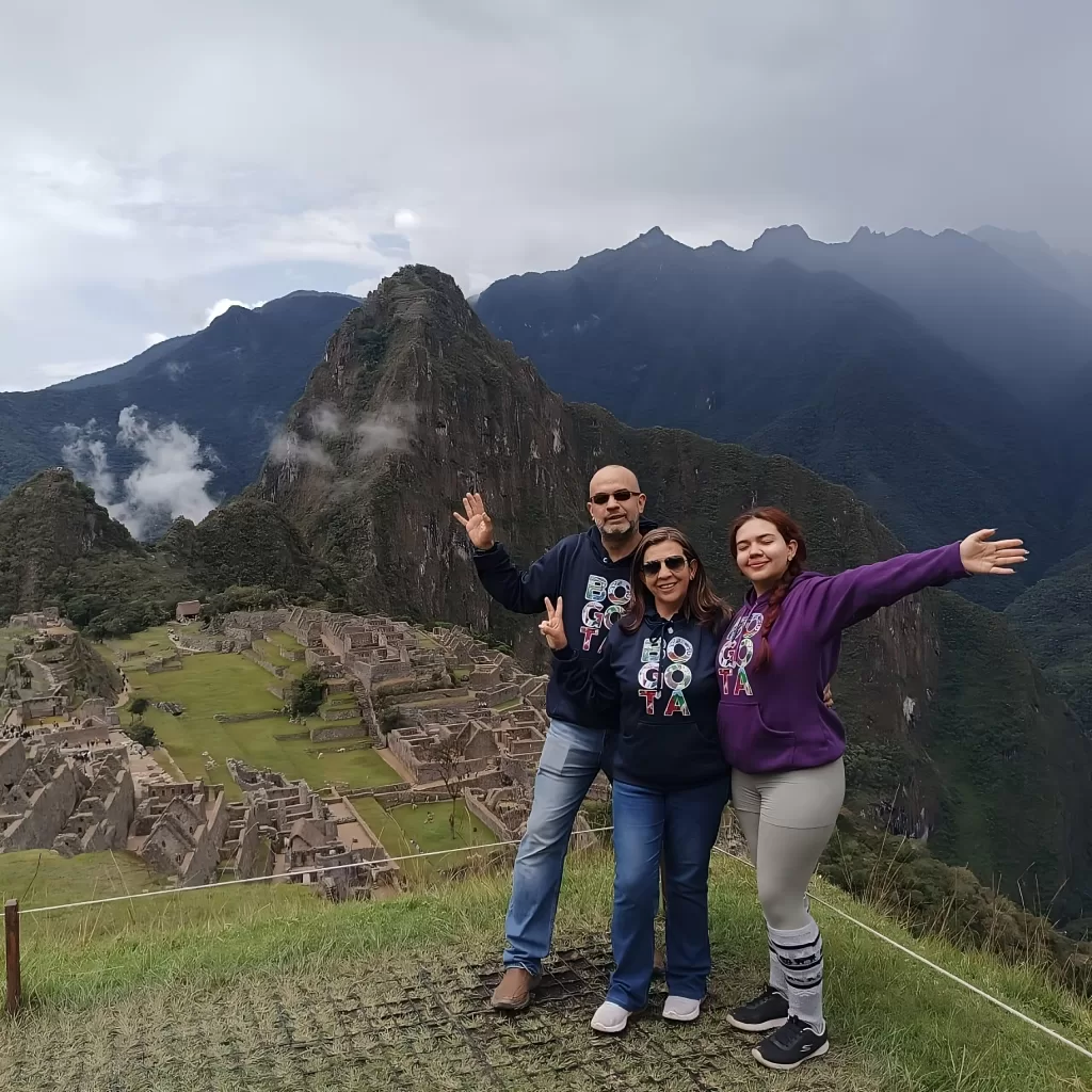 Vista panorámica de Machu Picchu con cielos levemente despejados en abril