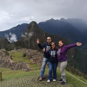 Vista panorámica de Machu Picchu con cielos levemente despejados en abril
