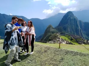 Vista panorámica de Machu Picchu con cielos despejados en agosto