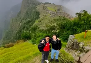 Sendero húmedo con vegetación exuberante en Machu Picchu