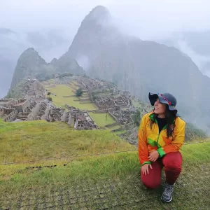 Vista de Machu Picchu con neblina en marzo