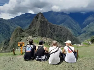 Turistas disfrutando Machu Picchu con clima soleado en mayo
