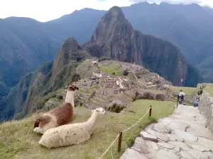Paisajes verdes alrededor de Machu Picchu durante octubre