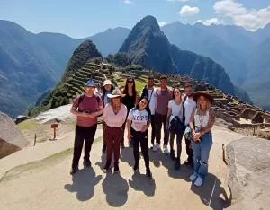 Vista panorámica de Machu Picchu con cielos despejados en septiembre