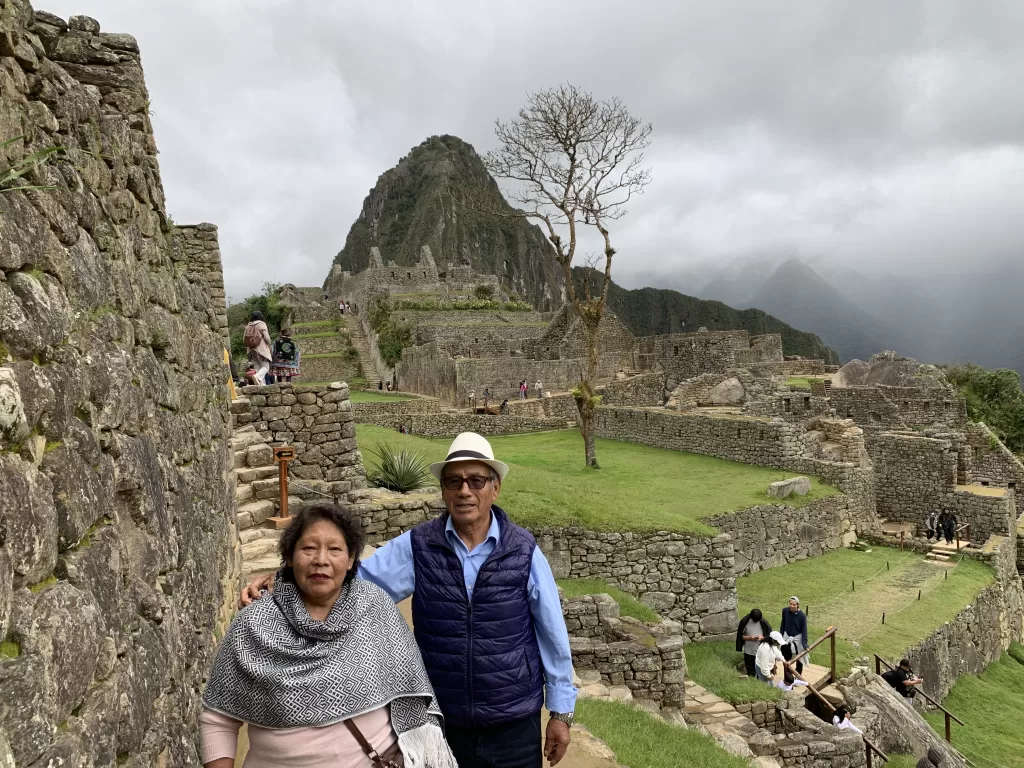 Machu Picchu en enero con niebla matinal