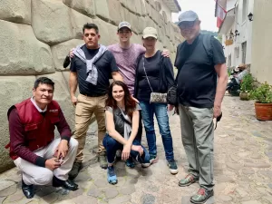 Guía peruano local explicando historia inca en Machu Picchu con grupo reducido