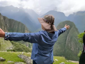 Turista sorprendido frente a Machu Picchu al amanecer en su primer visita